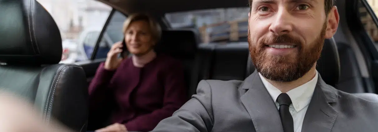 assurance VTC 2026 chauffeur professionnel au volant avec passager