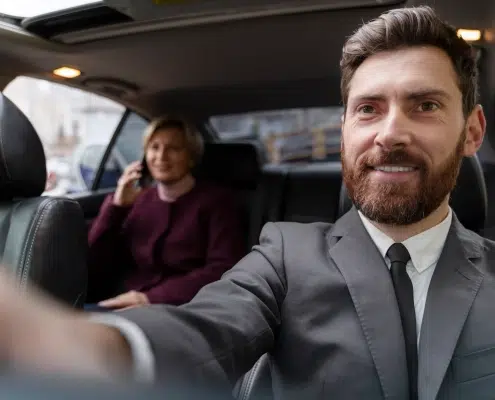 assurance VTC 2026 chauffeur professionnel au volant avec passager