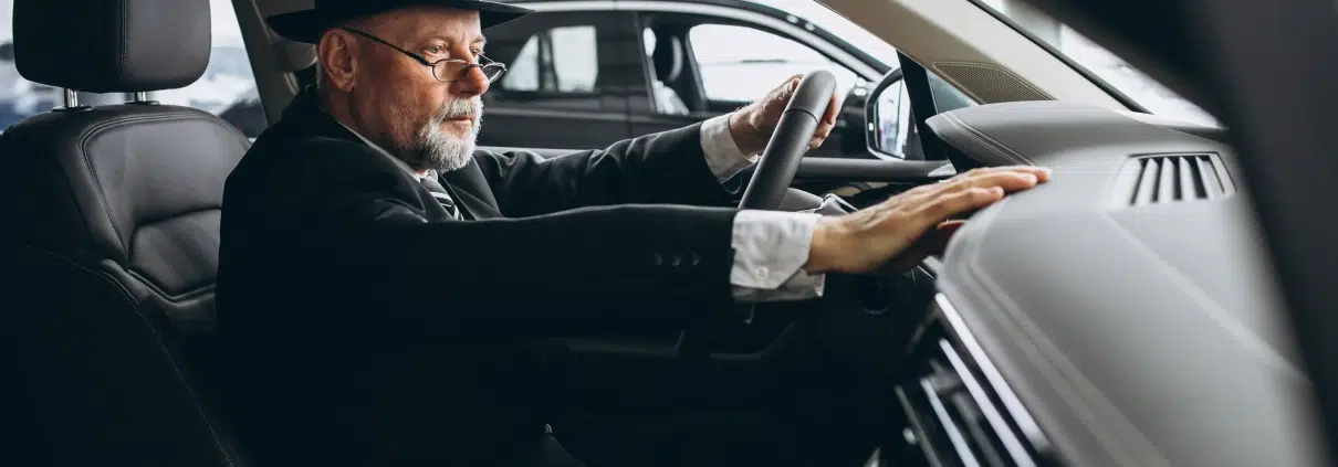 Chauffeur préparant son budget VTC avec une calculatrice et des documents