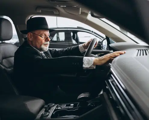 Chauffeur préparant son budget VTC avec une calculatrice et des documents